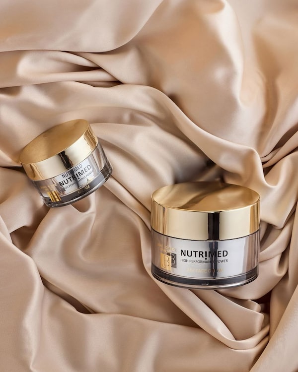 Background for Alles&nbsp;was&nbsp;deine&nbsp;Haut&nbsp;braucht&nbsp;in&nbsp;einem&nbsp;Set&nbsp;kombiniert:&nbsp;Die&nbsp;Face&nbsp;Cream&nbsp;💖✨&nbsp;und&nbsp;Augenpflege&nbsp;👁️💦&nbsp;von&nbsp;SKINLIKE&nbsp;polstert&nbsp;Krähenfüße&nbsp;und&nbsp;feine&nbsp;Linien&nbsp;auf,&nbsp;spendet&nbsp;intensive&nbsp;Feuchtigkeit&nbsp;und&nbsp;strafft&nbsp;deine&nbsp;Konturen.&nbsp;💫🤍