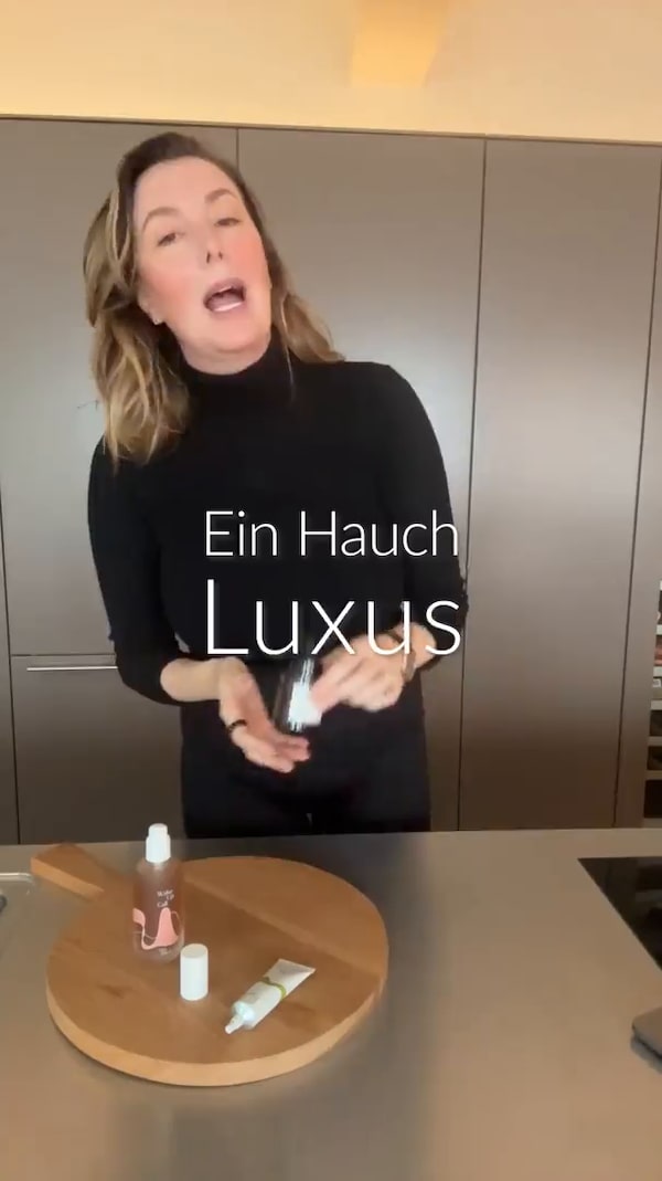 Das&nbsp;seidige&nbsp;Gesichtsöl&nbsp;schenkt&nbsp;deiner&nbsp;Pflegeroutine&nbsp;einen&nbsp;kleinen&nbsp;Wohlfühlmoment.&nbsp;Mit&nbsp;Squalan&nbsp;und&nbsp;Vitamin&nbsp;C&nbsp;versorgt&nbsp;es&nbsp;die&nbsp;Haut&nbsp;mit&nbsp;Feuchtigkeit&nbsp;und&nbsp;lässt&nbsp;den&nbsp;Teint&nbsp;natürlich&nbsp;strahlen.&nbsp;✨