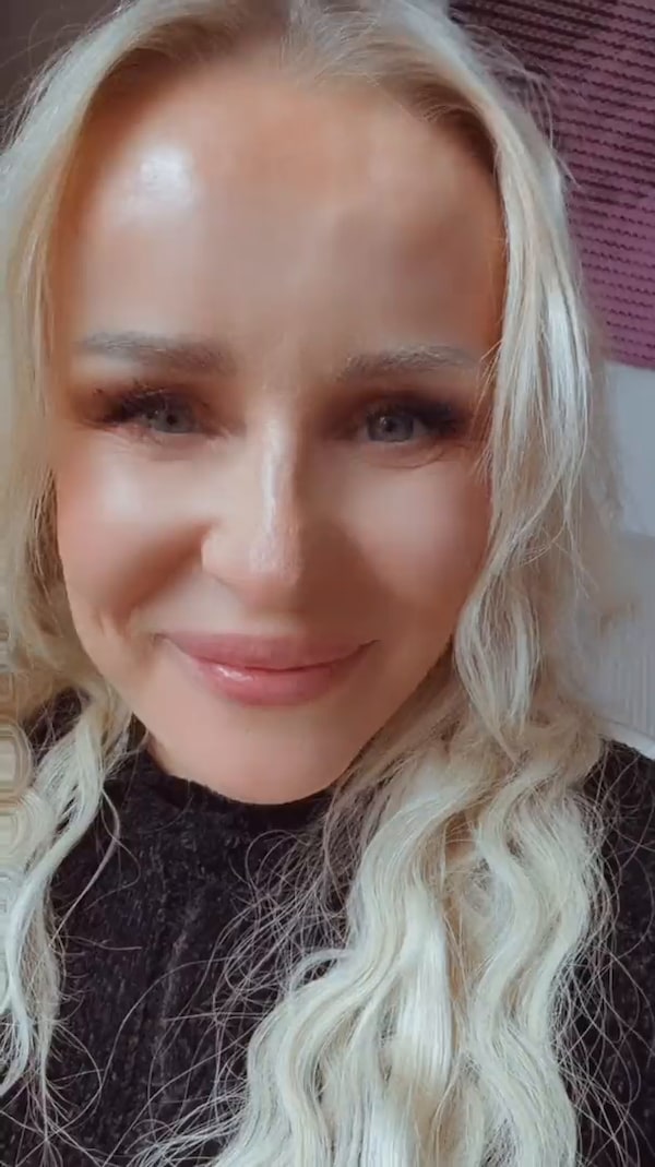 wundervollen&nbsp;Start&nbsp;ins&nbsp;Neue&nbsp;Jahr,&nbsp;meine&nbsp;Lieben&nbsp;LOVELYS&nbsp;💖&nbsp;Es&nbsp;wird&nbsp;ein&nbsp;richtig&nbsp;guuutes&nbsp;Jahr&nbsp;werden&nbsp;-&nbsp;das&nbsp;fühle&nbsp;ich&nbsp;😇&nbsp;Wir&nbsp;sehen&nbsp;uns&nbsp;immer&nbsp;sonntags&nbsp;11&nbsp;Uhr&nbsp;hier&nbsp;live&nbsp;im&nbsp;Stream&nbsp;(wenn&nbsp;nix&nbsp;dazwischen&nbsp;kommt)…&nbsp;Empfehlt&nbsp;mich&nbsp;und&nbsp;unseren&nbsp;LOVELY-Stream&nbsp;gern&nbsp;weiter&nbsp;🙏&nbsp;Wenn&nbsp;du&nbsp;mir&nbsp;noch&nbsp;nicht&nbsp;folgst,&nbsp;bitte&nbsp;“folgen”&nbsp;drücken.&nbsp;Tausend&nbsp;Dank&nbsp;für&nbsp;dein&nbsp;Vertrauen&nbsp;😘&nbsp;und&nbsp;liebe&nbsp;Herzensgrüße,&nbsp;deine&nbsp;Diana&nbsp;<br/><br/>Happy&nbsp;New&nbsp;Year&nbsp;🥂🎉❤️