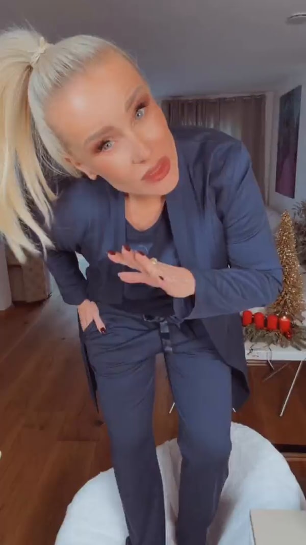 DANKE&nbsp;an&nbsp;all&nbsp;meine&nbsp;lieben&nbsp;LOVELIES,&nbsp;die&nbsp;heute&nbsp;am&nbsp;1.Advent&nbsp;dabei&nbsp;waren&nbsp;🙏&nbsp;Hoffe,&nbsp;ihr&nbsp;hattet&nbsp;Freude&nbsp;und&nbsp;habt&nbsp;vielleicht&nbsp;auch&nbsp;das&nbsp;ein&nbsp;oder&nbsp;andere&nbsp;Highlight&nbsp;fũr&nbsp;euch&nbsp;sichern&nbsp;können…&nbsp;<br/><br/>Mein&nbsp;Gutschein-Code:&nbsp;DIANA20&nbsp;auf&nbsp;die&nbsp;“Ellis&nbsp;Springs&nbsp;Nightcreme/Maske”&nbsp;gilt&nbsp;noch&nbsp;bis&nbsp;16&nbsp;Uhr;&nbsp;dann&nbsp;kommt&nbsp;auch&nbsp;alles&nbsp;ohne&nbsp;extra&nbsp;Versandkosten✌️&nbsp;…&nbsp;<br/>und&nbsp;der&nbsp;Code:&nbsp;MODE15&nbsp;gilt&nbsp;auf&nbsp;den&nbsp;tollen&nbsp;Anzug&nbsp;&&nbsp;Mantel&nbsp;von&nbsp;HelenaVera&nbsp;🙌<br/><br/>Bis&nbsp;nächsten&nbsp;Sonntag,&nbsp;meine&nbsp;Lieben&nbsp;😘&nbsp;Bleibt&nbsp;schön&nbsp;gesund&nbsp;und&nbsp;munter,&nbsp;eure&nbsp;Diana&nbsp;❤️