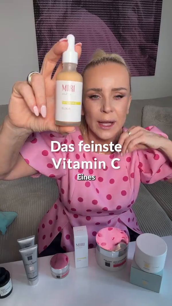 Vitamin&nbsp;C&nbsp;Elixir&nbsp;mit&nbsp;10&nbsp;%&nbsp;Vitamin&nbsp;C&nbsp;und&nbsp;Superfruit-Komplex&nbsp;aus&nbsp;Acai,&nbsp;Granatapfel&nbsp;und&nbsp;Orange.&nbsp;Strafft&nbsp;spürbar,&nbsp;macht&nbsp;den&nbsp;Teint&nbsp;sichtbar&nbsp;ebenmäßiger&nbsp;und&nbsp;schenkt&nbsp;jugendliche&nbsp;Frische.&nbsp;Für&nbsp;einen&nbsp;frischen&nbsp;Glow&nbsp;mit&nbsp;fruchtigem&nbsp;Duft.&nbsp;✨🍊💫<br/><br/>✨&nbsp;Folgen&nbsp;&&nbsp;immer&nbsp;live&nbsp;dabei&nbsp;sein!<br/>(einfach&nbsp;auf&nbsp;das&nbsp;✚&nbsp;neben&nbsp;meinem&nbsp;Profilbild&nbsp;klicken)&nbsp;🎉
