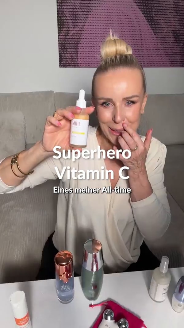 Vitamin&nbsp;C&nbsp;Elixir&nbsp;für&nbsp;einen&nbsp;Glow,&nbsp;der&nbsp;nach&nbsp;„frisch&nbsp;ausgeschlafen“&nbsp;aussieht.&nbsp;Mit&nbsp;10&nbsp;%&nbsp;Vitamin&nbsp;C&nbsp;und&nbsp;Superfruits&nbsp;aus&nbsp;Acai,&nbsp;Granatapfel&nbsp;&&nbsp;Orange—für&nbsp;spürbar&nbsp;straffere&nbsp;Haut&nbsp;und&nbsp;einen&nbsp;ebenmäßigen,&nbsp;jugendlich&nbsp;strahlenden&nbsp;Teint.&nbsp;✨🍊