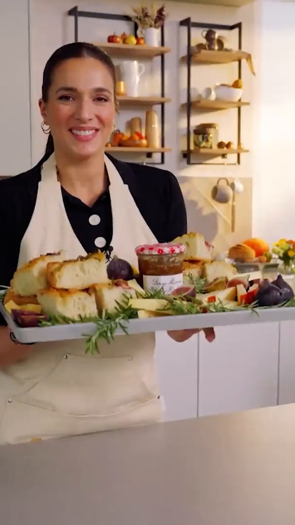 Softe&nbsp;knusprige&nbsp;Focaccia&nbsp;mit&nbsp;frischen&nbsp;Feigen,&nbsp;Rosmarin&nbsp;und&nbsp;gutem&nbsp;Olivenöl&nbsp;–&nbsp;die&nbsp;perfekte&nbsp;süß&nbsp;und&nbsp;herzhaft&nbsp;Kombination&nbsp;für&nbsp;Brunch,&nbsp;Feier&nbsp;oder&nbsp;gemütliche&nbsp;Abende.&nbsp;💛<br/>Dazu&nbsp;zeige&nbsp;ich&nbsp;eine&nbsp;inspirierende&nbsp;Käseplatte,&nbsp;ideal&nbsp;zum&nbsp;Teilen.&nbsp;🧀✨<br/>Viel&nbsp;Freude&nbsp;beim&nbsp;Anschauen!