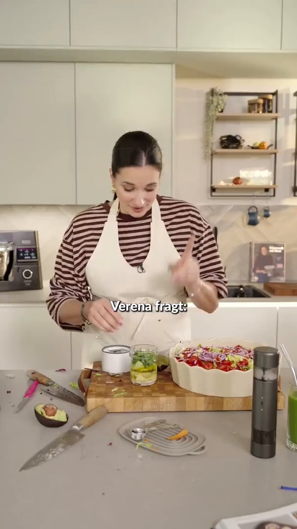 Rühren,&nbsp;kneten,&nbsp;kochen&nbsp;und&nbsp;backen&nbsp;–&nbsp;ein&nbsp;Küchenhelfer&nbsp;für&nbsp;jede&nbsp;Menge&nbsp;kreative&nbsp;Ideen.&nbsp;🍰<br/>Mit&nbsp;geführten&nbsp;Rezepten,&nbsp;präziser&nbsp;Temperatursteuerung&nbsp;und&nbsp;vielseitigem&nbsp;Zubehör&nbsp;wird&nbsp;aus&nbsp;„Was&nbsp;koche&nbsp;ich&nbsp;heute?“&nbsp;ganz&nbsp;schnell&nbsp;„Das&nbsp;probiere&nbsp;ich&nbsp;aus!“&nbsp;✨
