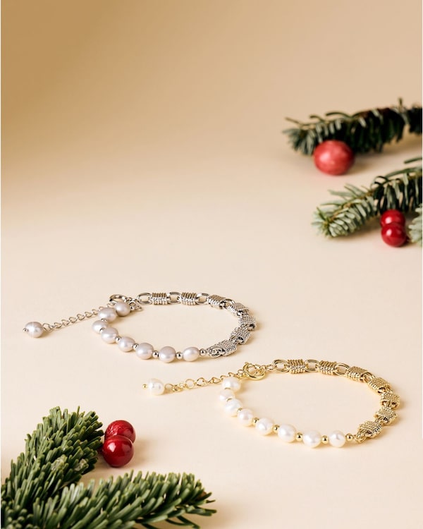 Background for Eleganz&nbsp;mit&nbsp;Twist:&nbsp;zarte&nbsp;Süßwasserperlen&nbsp;auf&nbsp;der&nbsp;einen&nbsp;Seite,&nbsp;quadratische&nbsp;Formen&nbsp;auf&nbsp;der&nbsp;anderen.&nbsp;Dein&nbsp;neues&nbsp;Lieblingsarmband&nbsp;shoppst&nbsp;du&nbsp;heute&nbsp;im&nbsp;Adventskalender&nbsp;zum&nbsp;Angebotspreis.