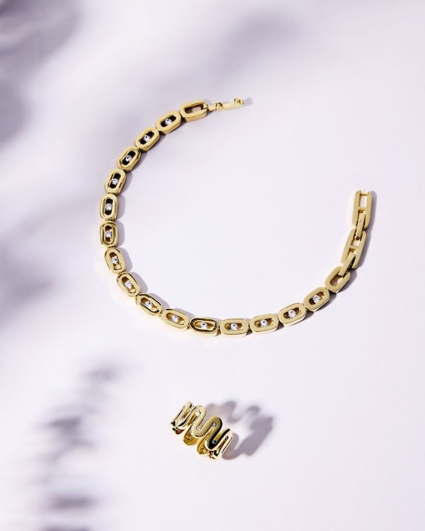 Background for Mehr&nbsp;Glanz&nbsp;für&nbsp;jeden&nbsp;Tag.&nbsp;💎&nbsp;Der&nbsp;geschwungene&nbsp;Ring&nbsp;und&nbsp;das&nbsp;Statement-Armband&nbsp;von&nbsp;Claris&nbsp;Vienna&nbsp;Jewelry&nbsp;Art&nbsp;–&nbsp;designt&nbsp;von&nbsp;mir&nbsp;–&nbsp;lassen&nbsp;dich&nbsp;mit&nbsp;funkelnden&nbsp;Zirkonia-Steinen&nbsp;strahlen.&nbsp;✨