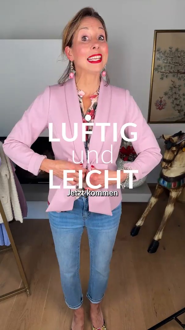 Jetzt&nbsp;noch&nbsp;schnell&nbsp;bis&nbsp;03.07.&nbsp;weitere&nbsp;20%&nbsp;mit&nbsp;SALE20&nbsp;auf&nbsp;diese&nbsp;wunderschöne&nbsp;Plissee&nbsp;Bluse&nbsp;ergattern!&nbsp;Es&nbsp;sind&nbsp;nur&nbsp;noch&nbsp;wenige&nbsp;Größen&nbsp;da,&nbsp;also&nbsp;schnell&nbsp;sein&nbsp;lohnt&nbsp;sich!