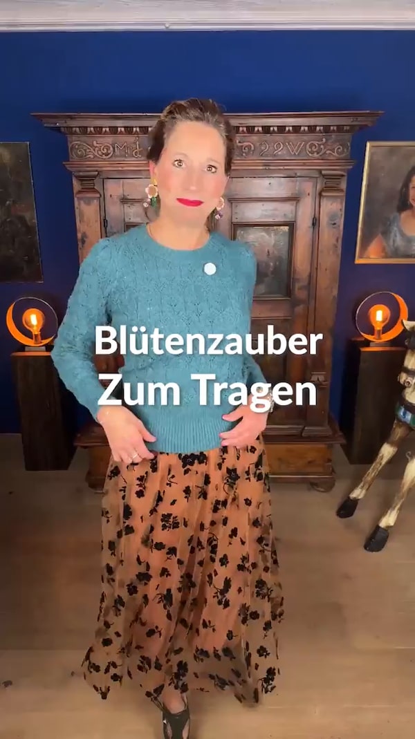 Blumenspitze,&nbsp;schwingender&nbsp;Tüll&nbsp;und&nbsp;ein&nbsp;bequemer&nbsp;Gummibund&nbsp;machen&nbsp;diesen&nbsp;Midi-Rock&nbsp;zum&nbsp;romantischen&nbsp;Hingucker.&nbsp;Ob&nbsp;lässig&nbsp;mit&nbsp;Shirt&nbsp;oder&nbsp;elegant&nbsp;zur&nbsp;Bluse&nbsp;–&nbsp;er&nbsp;bringt&nbsp;Bewegung&nbsp;und&nbsp;feminine&nbsp;Leichtigkeit&nbsp;in&nbsp;jeden&nbsp;Look.&nbsp;✨