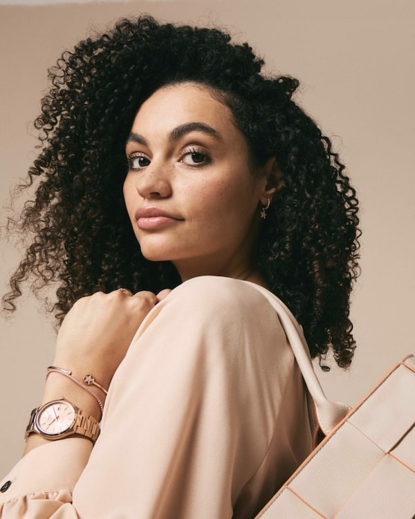 Background for ✨Perfekt&nbsp;abgestimmt&nbsp;&&nbsp;stilvoll&nbsp;kombiniert✨<br/>Ob&nbsp;edle&nbsp;Uhr,&nbsp;zartes&nbsp;Armband&nbsp;oder&nbsp;zeitloser&nbsp;Shoppen&nbsp;-&nbsp;mit&nbsp;meinen&nbsp;Accessoires&nbsp;bist&nbsp;du&nbsp;für&nbsp;jeden&nbsp;Anlass&nbsp;bestens&nbsp;ausgestattet.&nbsp;🛍️✨