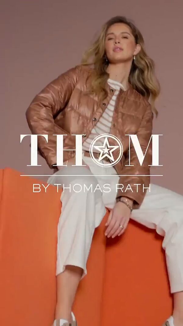 JETZT&nbsp;BIS&nbsp;ZU&nbsp;11%&nbsp;SPAREN!&nbsp;Die&nbsp;Trendfarbe&nbsp;diesen&nbsp;Frühling?&nbsp;Ganz&nbsp;klar:&nbsp;Caramel!&nbsp;🤎✨&nbsp;THOM&nbsp;zeigt&nbsp;mit&nbsp;diesem&nbsp;Look,&nbsp;wie&nbsp;lässig&nbsp;die&nbsp;Nuance&nbsp;wirkt.&nbsp;Warm,&nbsp;zeitlos&nbsp;–&nbsp;und&nbsp;genau&nbsp;dein&nbsp;Vibe.