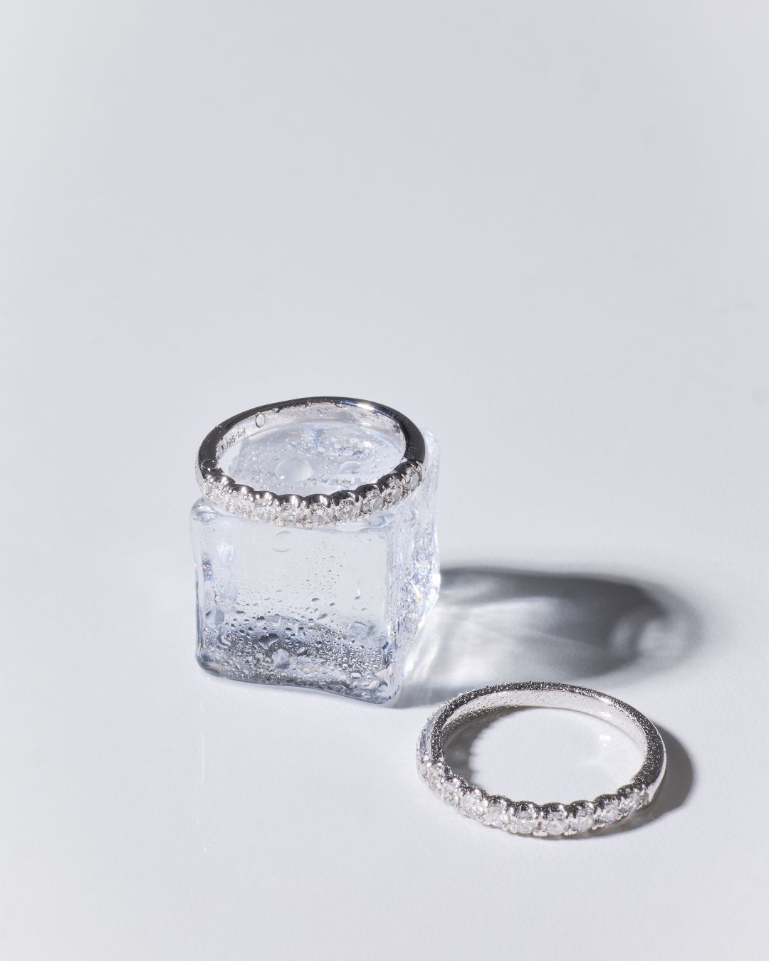 Background for 💍✨&nbsp;Brillanten&nbsp;aus&nbsp;der&nbsp;Diavik-Mine&nbsp;in&nbsp;Kanada,&nbsp;eingefasst&nbsp;in&nbsp;edles&nbsp;Platin&nbsp;–&nbsp;so&nbsp;funkelt&nbsp;dieser&nbsp;Ring&nbsp;von&nbsp;Marvin&nbsp;Kulik.&nbsp;💎💫&nbsp;Zu&nbsp;welchem&nbsp;Anlass&nbsp;trägst&nbsp;du&nbsp;ihn?
