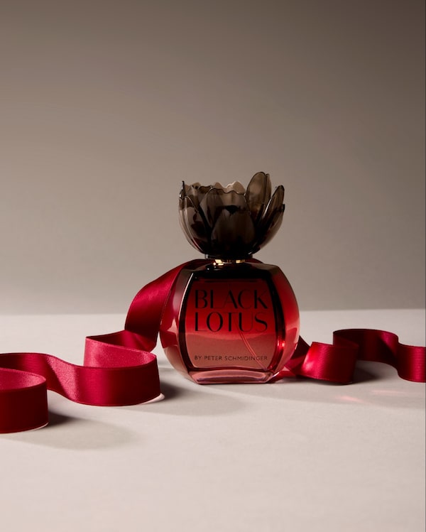 Background for 🎁✨&nbsp;„Black&nbsp;Lotus&nbsp;Intense“&nbsp;ist&nbsp;das&nbsp;perfekte&nbsp;Xmas-Geschenk&nbsp;für&nbsp;alle,&nbsp;die&nbsp;sich&nbsp;einen&nbsp;Moment&nbsp;der&nbsp;Ruhe&nbsp;wünschen.&nbsp;Der&nbsp;sanfte,&nbsp;warme&nbsp;Duft&nbsp;wirkt&nbsp;wie&nbsp;eine&nbsp;Meditation&nbsp;für&nbsp;die&nbsp;Sinne&nbsp;–&nbsp;perfekt&nbsp;für&nbsp;die&nbsp;stille&nbsp;Zeit.&nbsp;🌸&nbsp;🖤&nbsp;🌙