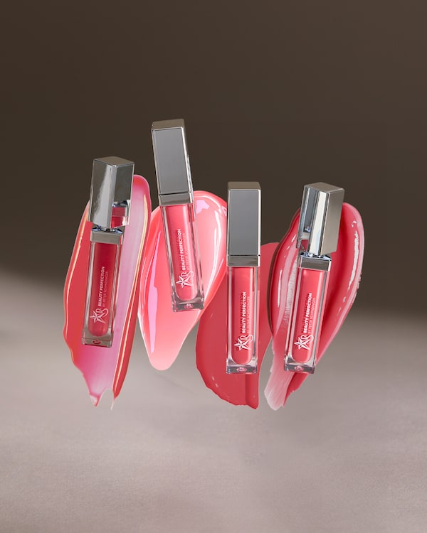 Background for 💋&nbsp;Pflege&nbsp;trifft&nbsp;Performance&nbsp;–&nbsp;der&nbsp;Lip&nbsp;Gloss,&nbsp;der&nbsp;mehr&nbsp;kann:<br/>Glanz&nbsp;mit&nbsp;Wirkung!<br/>Dieser&nbsp;Lip&nbsp;Gloss&nbsp;vereint&nbsp;intensive&nbsp;Pflege&nbsp;mit&nbsp;sichtbar&nbsp;mehr&nbsp;Volumen&nbsp;und&nbsp;zuverlässigem&nbsp;Schutz:<br/><br/>✨&nbsp;Feuchtigkeit&nbsp;&&nbsp;Pflege<br/>Dank&nbsp;nährender&nbsp;Wirkstoffe&nbsp;spendet&nbsp;er&nbsp;tiefenwirksame&nbsp;Feuchtigkeit,&nbsp;glättet&nbsp;raue&nbsp;Lippen&nbsp;und&nbsp;sorgt&nbsp;für&nbsp;ein&nbsp;geschmeidiges,&nbsp;pralles&nbsp;Hautgefühl&nbsp;–&nbsp;den&nbsp;ganzen&nbsp;Tag.<br/><br/>💋&nbsp;Volumen&nbsp;&&nbsp;Definition<br/>Mit&nbsp;MaxiLip™&nbsp;für&nbsp;sichtbar&nbsp;vollere&nbsp;Lippen,&nbsp;definiertere&nbsp;Konturen&nbsp;und&nbsp;weniger&nbsp;feine&nbsp;Linien&nbsp;–&nbsp;ganz&nbsp;ohne&nbsp;Kribbeln&nbsp;oder&nbsp;unangenehmes&nbsp;Spannen.<br/><br/>☀️&nbsp;UV-Schutz&nbsp;inklusive<br/>Der&nbsp;integrierte&nbsp;SPF&nbsp;20&nbsp;schützt&nbsp;zuverlässig&nbsp;vor&nbsp;UV-bedingter&nbsp;Hautalterung&nbsp;und&nbsp;sorgt&nbsp;dafür,&nbsp;dass&nbsp;deine&nbsp;Lippen&nbsp;nicht&nbsp;nur&nbsp;schön&nbsp;aussehen,&nbsp;sondern&nbsp;auch&nbsp;langfristig&nbsp;gesund&nbsp;bleiben.