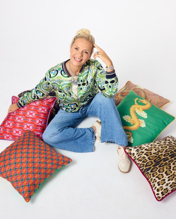 Background for Lass&nbsp;den&nbsp;Frühling&nbsp;einziehen!&nbsp;Entdecke&nbsp;die&nbsp;ersten&nbsp;farbenfrohen&nbsp;Kissenbezüge&nbsp;für<br/>noch&nbsp;mehr&nbsp;Good&nbsp;Vibe&nbsp;Styles&nbsp;auch&nbsp;für&nbsp;daheim.🪷🐲🐆