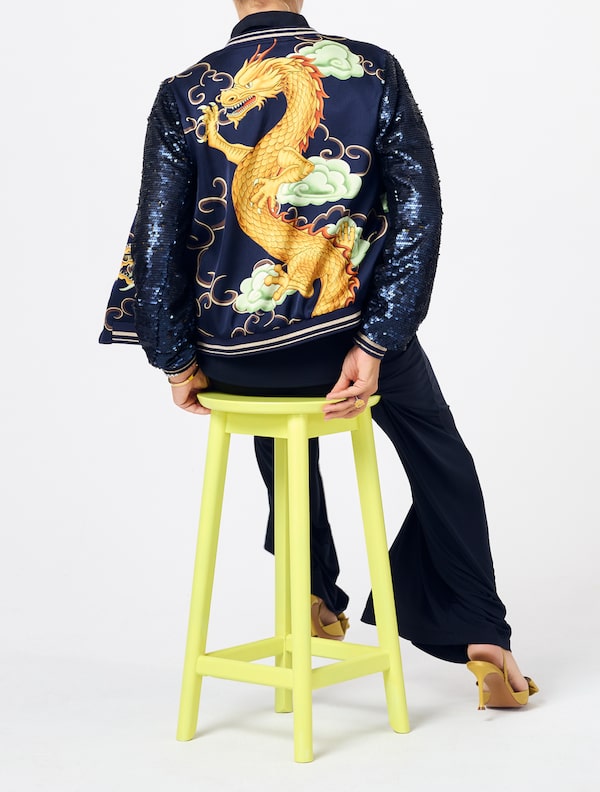 Background for 🎉&nbsp;COMING&nbsp;SOON!&nbsp;🎉<br/>Eine&nbsp;brandneue&nbsp;Marke&nbsp;steht&nbsp;in&nbsp;den&nbsp;Startlöchern…&nbsp;👀✨<br/>Noch&nbsp;verraten&nbsp;wir&nbsp;nicht,&nbsp;um&nbsp;wen&nbsp;es&nbsp;geht.&nbsp;🤫<br/>Aber&nbsp;so&nbsp;viel&nbsp;ist&nbsp;sicher:&nbsp;bald&nbsp;lüften&nbsp;wir&nbsp;das&nbsp;Geheimnis!&nbsp;💫<br/><br/>Livestream-Premiere:<br/>12.02.&nbsp;|&nbsp;18&nbsp;Uhr<br/><br/>Folgen&nbsp;&&nbsp;immer&nbsp;live&nbsp;dabei&nbsp;sein!<br/>(einfach&nbsp;auf&nbsp;den&nbsp;Button&nbsp;➕&nbsp;neben&nbsp;dem&nbsp;Profilbild&nbsp;klicken)&nbsp;🎉