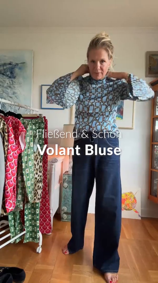 Bluse&nbsp;mit&nbsp;Stehkragen&nbsp;und&nbsp;Volantmanschetten:&nbsp;leicht&nbsp;erhöht&nbsp;am&nbsp;Hals,&nbsp;super&nbsp;feminin&nbsp;mit&nbsp;den&nbsp;langen,&nbsp;schwingenden&nbsp;Volants&nbsp;und&nbsp;dabei&nbsp;fließend&nbsp;weich&nbsp;auf&nbsp;der&nbsp;Haut.&nbsp;✨💫<br/><br/>✨&nbsp;Folgen&nbsp;&&nbsp;immer&nbsp;live&nbsp;dabei&nbsp;sein!<br/>(einfach&nbsp;auf&nbsp;das&nbsp;✚&nbsp;neben&nbsp;meinem&nbsp;Profilbild&nbsp;klicken)&nbsp;🎉