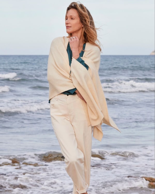 Background for Denim,&nbsp;Bluse,&nbsp;Strickponcho&nbsp;–&nbsp;der&nbsp;perfekte&nbsp;Mix&nbsp;für&nbsp;entspannte&nbsp;Frühlingslooks.&nbsp;🌿&nbsp;Mit&nbsp;den&nbsp;Pieces&nbsp;von&nbsp;C’est&nbsp;Paris&nbsp;by&nbsp;C’est&nbsp;tout&nbsp;startest&nbsp;du&nbsp;stylisch&nbsp;in&nbsp;die&nbsp;neue&nbsp;Saison.&nbsp;🤍