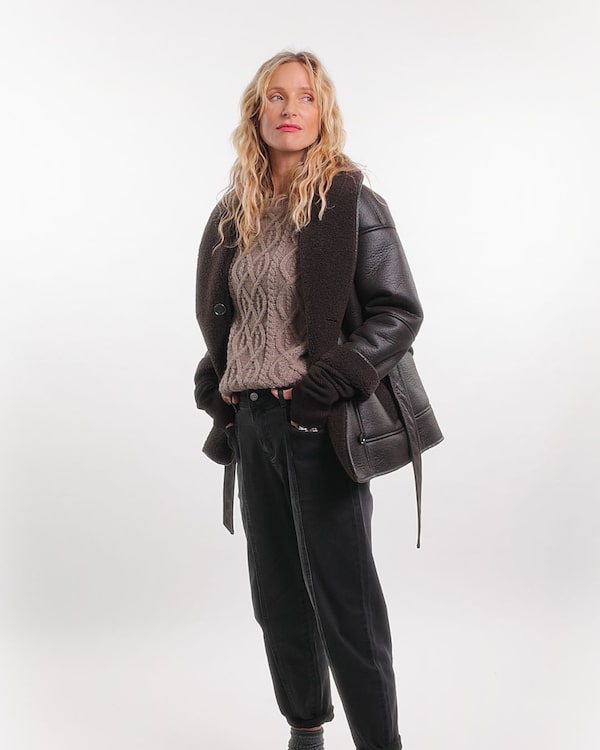 Background for BIS&nbsp;ZU&nbsp;53%&nbsp;SPAREN!&nbsp;Let's&nbsp;get&nbsp;cosy!&nbsp;Ich&nbsp;zeige&nbsp;dir&nbsp;meine&nbsp;Outfits&nbsp;für&nbsp;die&nbsp;kalten&nbsp;Wintertage.&nbsp;Alles&nbsp;Keypieces&nbsp;von&nbsp;C'est&nbsp;Paris&nbsp;by&nbsp;C'est&nbsp;tout😍💝🎁