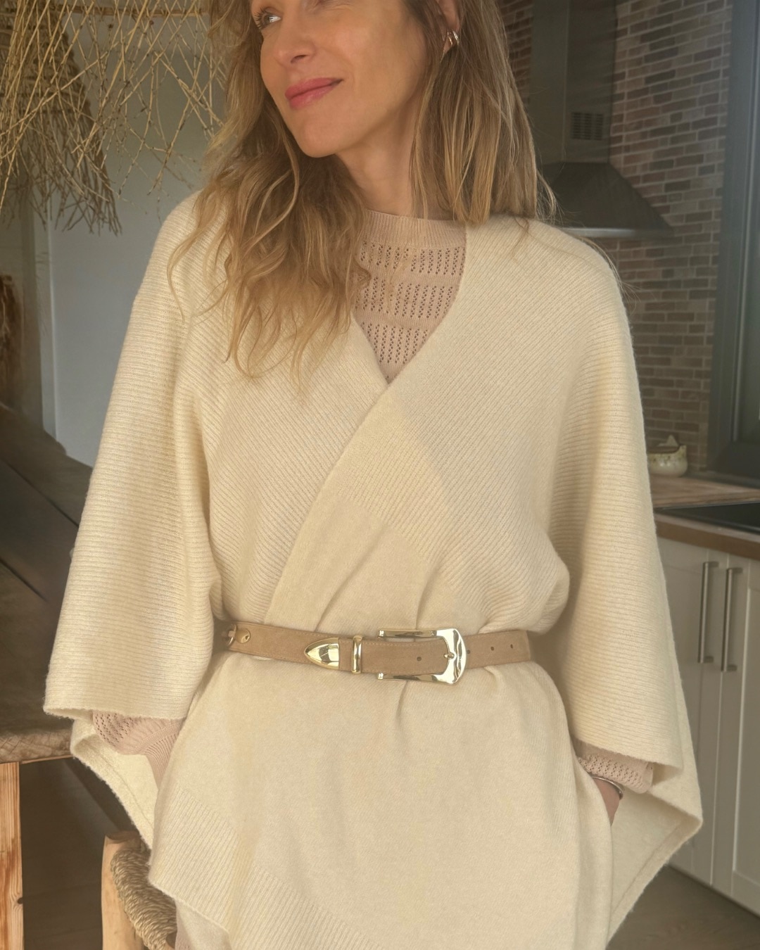 Zuerst im Stream: Strick Poncho & Ledergürtel