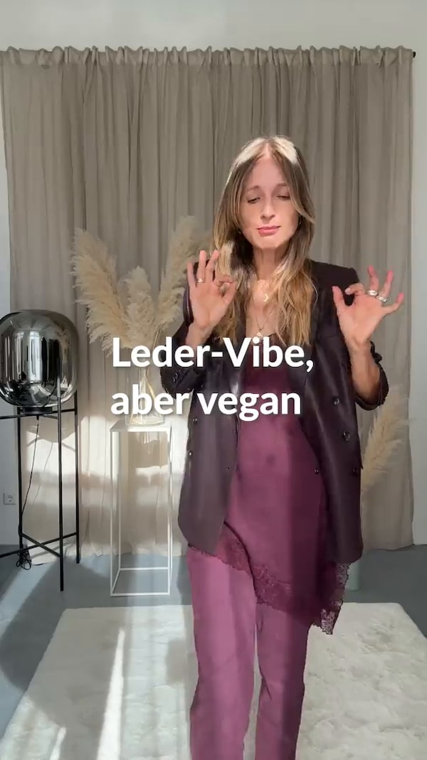 Ein&nbsp;veganer&nbsp;Lederblazer,&nbsp;der&nbsp;sofort&nbsp;„stark,&nbsp;aber&nbsp;easy“&nbsp;macht.&nbsp;Gefüttert,&nbsp;mit&nbsp;Taschen&nbsp;für&nbsp;alles&nbsp;Wichtige—ein&nbsp;Teil,&nbsp;das&nbsp;deinen&nbsp;Look&nbsp;von&nbsp;Office&nbsp;bis&nbsp;Citybummel&nbsp;clean&nbsp;upgraden&nbsp;kann.&nbsp;🖤✨