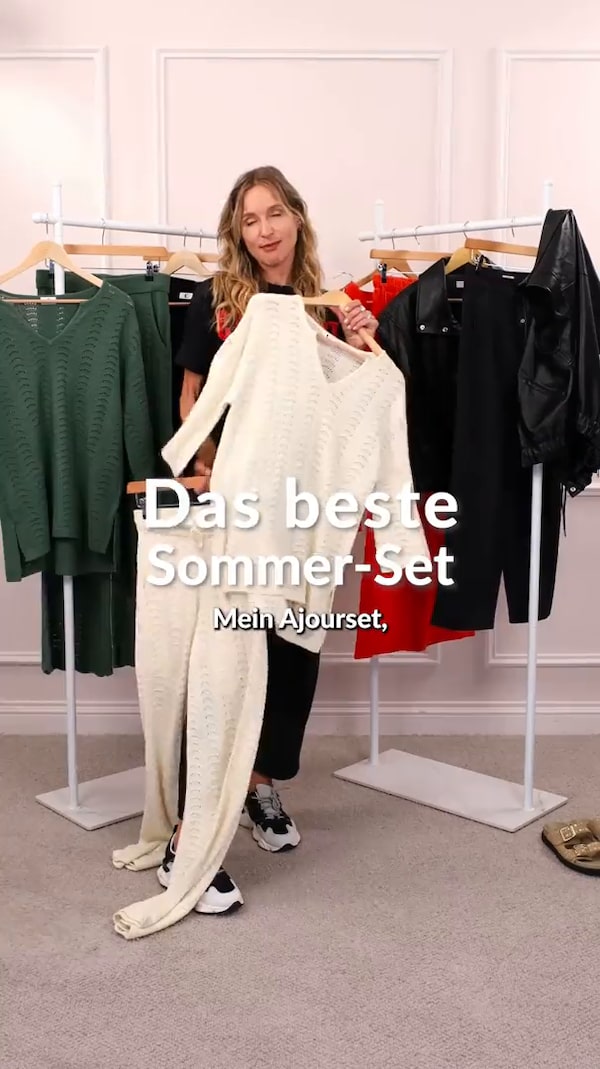 Dieses&nbsp;2-teilige&nbsp;Strickset&nbsp;ist&nbsp;pure&nbsp;„Easy&nbsp;Days“-Energie.&nbsp;Luftiges&nbsp;Ajourmuster,&nbsp;das&nbsp;ein&nbsp;bisschen&nbsp;elegant&nbsp;schimmert,&nbsp;plus&nbsp;ein&nbsp;Oberteil,&nbsp;das&nbsp;mit&nbsp;V-Ausschnitt&nbsp;und&nbsp;Seitenschlitzen&nbsp;einfach&nbsp;gut&nbsp;mit&nbsp;dir&nbsp;mitgeht.&nbsp;Die&nbsp;gefütterte&nbsp;Hose&nbsp;mit&nbsp;Tunnelzug&nbsp;sitzt&nbsp;bequem&nbsp;und&nbsp;sorgt&nbsp;dafür,&nbsp;dass&nbsp;du&nbsp;den&nbsp;ganzen&nbsp;Tag&nbsp;entspannt&nbsp;bleibst.&nbsp;✨🧶<br/><br/>✨&nbsp;Folgen&nbsp;&&nbsp;immer&nbsp;live&nbsp;dabei&nbsp;sein!<br/>(einfach&nbsp;auf&nbsp;das&nbsp;✚&nbsp;neben&nbsp;meinem&nbsp;Profilbild&nbsp;klicken)&nbsp;🎉