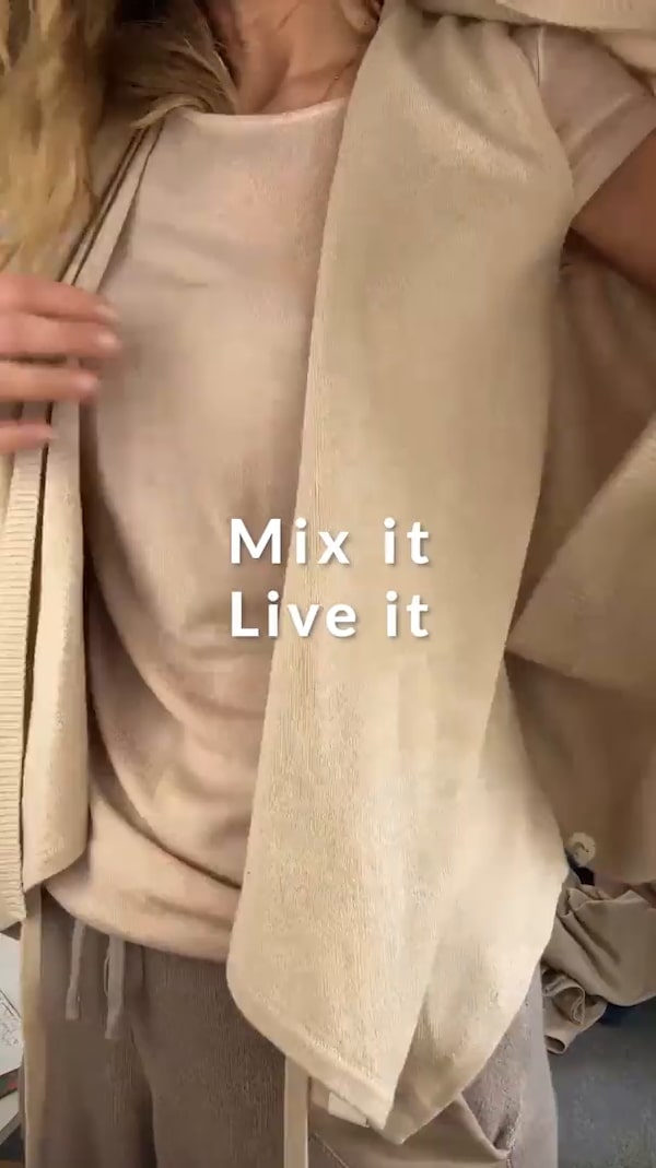 3-teiliges&nbsp;Strickset&nbsp;mit&nbsp;Oberteil,&nbsp;Wickeltop&nbsp;und&nbsp;Schlupfhose.&nbsp;<br/>Soft,&nbsp;comfy&nbsp;und&nbsp;easy&nbsp;zu&nbsp;mixen,&nbsp;jeden&nbsp;Tag&nbsp;ready.&nbsp;✨🧶<br/><br/>✨&nbsp;Folgen&nbsp;&&nbsp;immer&nbsp;live&nbsp;dabei&nbsp;sein!<br/>(einfach&nbsp;auf&nbsp;das&nbsp;✚&nbsp;neben&nbsp;meinem&nbsp;Profilbild&nbsp;klicken)&nbsp;🎉