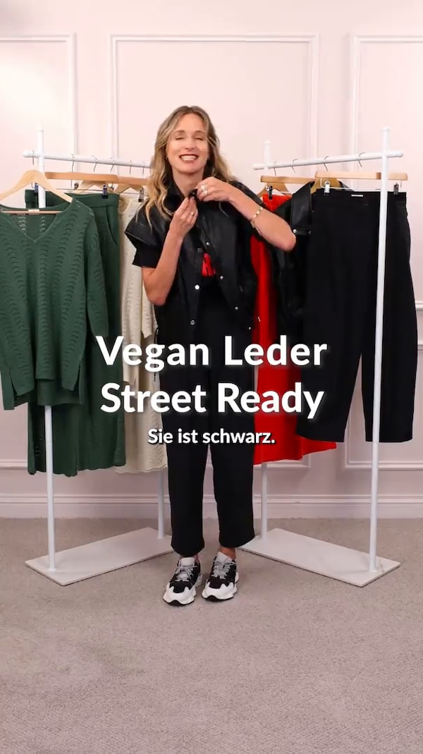 Vegane&nbsp;Lederweste,&nbsp;die&nbsp;direkt&nbsp;zum&nbsp;Urban-Upgrade&nbsp;wird:&nbsp;hochstellbarer&nbsp;Umlegekragen,&nbsp;Pattentaschen&nbsp;und&nbsp;Druckknopfverschluss,&nbsp;plus&nbsp;Tunnelzug&nbsp;am&nbsp;Bund&nbsp;für&nbsp;eine&nbsp;Silhouette&nbsp;nach&nbsp;deinem&nbsp;Maß.&nbsp;Kurzarm,&nbsp;lässig,&nbsp;easy&nbsp;über&nbsp;Jeans&nbsp;oder&nbsp;Kleid.&nbsp;🖤✨<br/><br/>✨&nbsp;Folgen&nbsp;&&nbsp;immer&nbsp;live&nbsp;dabei&nbsp;sein!<br/>(einfach&nbsp;auf&nbsp;das&nbsp;✚&nbsp;neben&nbsp;meinem&nbsp;Profilbild&nbsp;klicken)&nbsp;🎉