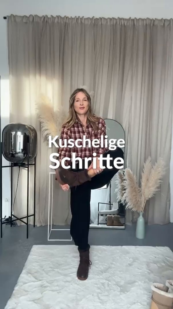 Dieser&nbsp;Boot&nbsp;mit&nbsp;Lammfell&nbsp;hält&nbsp;deine&nbsp;Füße&nbsp;an&nbsp;kalten&nbsp;Tagen&nbsp;angenehm&nbsp;warm&nbsp;und&nbsp;begleitet&nbsp;dich&nbsp;bequem&nbsp;durch&nbsp;den&nbsp;Winter.&nbsp;Velours-&nbsp;und&nbsp;Glattleder&nbsp;treffen&nbsp;auf&nbsp;einen&nbsp;sportlichen&nbsp;Look&nbsp;und&nbsp;praktische&nbsp;Reißverschlussdetails.&nbsp;❄️