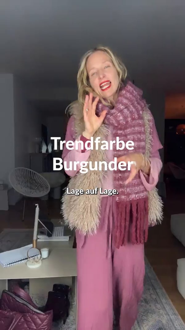 🍇&nbsp;Layer&nbsp;it&nbsp;Up&nbsp;mit&nbsp;dem&nbsp;2-teiligen&nbsp;Set&nbsp;mit&nbsp;Crepe-Struktur!&nbsp;Die&nbsp;elegante&nbsp;Bluse&nbsp;und&nbsp;bequeme&nbsp;Hose&nbsp;in&nbsp;Berry&nbsp;sind&nbsp;perfekt&nbsp;für&nbsp;die&nbsp;Weihnachtszeit!&nbsp;🎄✨&nbsp;Die&nbsp;luftige&nbsp;Crepe-Struktur&nbsp;sorgt&nbsp;für&nbsp;Komfort&nbsp;und&nbsp;Eleganz.&nbsp;Kombiniere&nbsp;es&nbsp;mit&nbsp;der&nbsp;Weste&nbsp;mit&nbsp;Fake&nbsp;Fur&nbsp;und&nbsp;dem&nbsp;stilvollen&nbsp;Webschal.&nbsp;Das&nbsp;Set&nbsp;ist&nbsp;auch&nbsp;in&nbsp;traumhaftem&nbsp;Blau&nbsp;erhältlich!&nbsp;💙<br/><br/>Lass&nbsp;gerne&nbsp;ein&nbsp;Like&nbsp;da&nbsp;💗&nbsp;und&nbsp;klick&nbsp;auf&nbsp;den&nbsp;➕&nbsp;Button&nbsp;neben&nbsp;meinem&nbsp;Profilbild,&nbsp;um&nbsp;nichts&nbsp;zu&nbsp;verpassen!