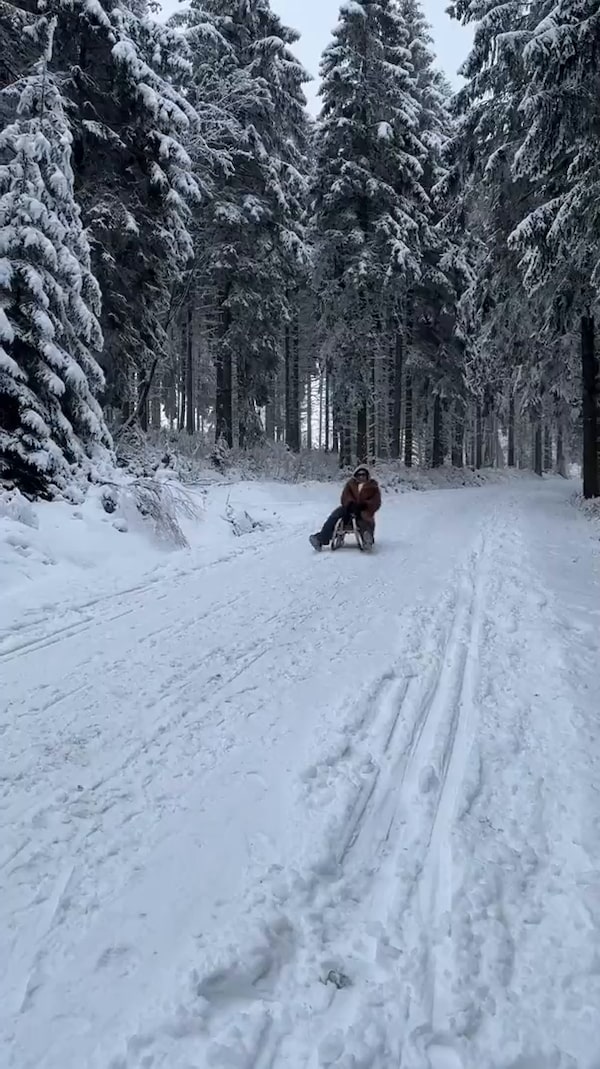Im&nbsp;Winter&nbsp;verlieren&nbsp;sich&nbsp;unsere&nbsp;Looks&nbsp;oft&nbsp;unter&nbsp;dicken&nbsp;Mänteln.<br/>But...&nbsp;You&nbsp;never&nbsp;know&nbsp;when&nbsp;it's&nbsp;time&nbsp;to&nbsp;take&nbsp;the&nbsp;coat&nbsp;off.<br/>Denk&nbsp;deinen&nbsp;Look&nbsp;in&nbsp;verschiedenen&nbsp;Ebenen&nbsp;&&nbsp;Layers:<br/>Die&nbsp;äußere&nbsp;Schicht&nbsp;schützt&nbsp;dich.&nbsp;Die&nbsp;innere&nbsp;zeigt&nbsp;einmal&nbsp;mehr&nbsp;-&nbsp;wer&nbsp;du&nbsp;bist.<br/><br/>Save&nbsp;&&nbsp;follow&nbsp;für&nbsp;mehr&nbsp;Styling&nbsp;Tipps&nbsp;💫