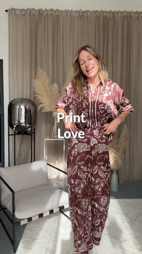 Satin&nbsp;Set&nbsp;im&nbsp;Paisley&nbsp;Print:&nbsp;Cropped&nbsp;Top&nbsp;mit&nbsp;Zipper,&nbsp;weite&nbsp;Hose&nbsp;mit&nbsp;Elastikbund&nbsp;und&nbsp;Taschen.&nbsp;Sofort&nbsp;ein&nbsp;Statement&nbsp;und&nbsp;trotzdem&nbsp;bequem&nbsp;genug&nbsp;für&nbsp;den&nbsp;ganzen&nbsp;Tag.&nbsp;✨<br/><br/>Pure&nbsp;Vibes&nbsp;für&nbsp;City&nbsp;Trips,&nbsp;Café&nbsp;Dates&nbsp;oder&nbsp;Abendpläne&nbsp;—&nbsp;anziehen&nbsp;und&nbsp;los.&nbsp;🌆💫<br/><br/>✨&nbsp;Folgen&nbsp;&&nbsp;immer&nbsp;live&nbsp;dabei&nbsp;sein!<br/>(Einfach&nbsp;auf&nbsp;das&nbsp;✚&nbsp;neben&nbsp;meinem&nbsp;Profilbild&nbsp;klicken)&nbsp;🎉