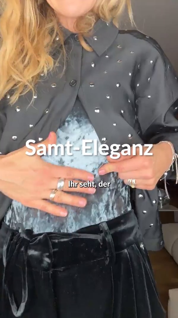 ✨&nbsp;Luxuriöser&nbsp;Samtbody&nbsp;für&nbsp;stilvolle&nbsp;Momente!&nbsp;Dieser&nbsp;Body&nbsp;umschmeichelt&nbsp;die&nbsp;Figur&nbsp;mit&nbsp;edlem&nbsp;Glanz&nbsp;und&nbsp;samtweicher&nbsp;Haptik.&nbsp;🌟&nbsp;Die&nbsp;körpernahe&nbsp;Passform&nbsp;und&nbsp;der&nbsp;Rundhalsausschnitt&nbsp;sorgen&nbsp;für&nbsp;eine&nbsp;elegante&nbsp;Silhouette.&nbsp;Ideal&nbsp;für&nbsp;Arbeit&nbsp;und&nbsp;Ausgehen&nbsp;–&nbsp;ein&nbsp;Must-have&nbsp;für&nbsp;jede&nbsp;moderne&nbsp;Frau!&nbsp;💖<br/><br/>Lass&nbsp;gerne&nbsp;ein&nbsp;Like&nbsp;da&nbsp;💗&nbsp;und&nbsp;klick&nbsp;auf&nbsp;den&nbsp;➕&nbsp;Button&nbsp;neben&nbsp;deinem&nbsp;Profilbild,&nbsp;um&nbsp;nichts&nbsp;zu&nbsp;verpassen!