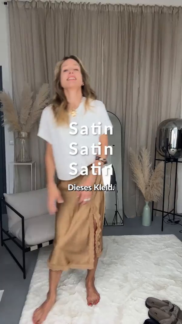 Entdecke&nbsp;das&nbsp;Kleid&nbsp;mit&nbsp;Satinrock&nbsp;–&nbsp;perfekt&nbsp;für&nbsp;Tag&nbsp;und&nbsp;Nacht!&nbsp;🌟👗<br/><br/>Das&nbsp;Oberteil&nbsp;mit&nbsp;Kurzarm&nbsp;schmiegt&nbsp;sich&nbsp;angenehm&nbsp;an,&nbsp;während&nbsp;der&nbsp;fließende&nbsp;Satinrock&nbsp;feminine&nbsp;Eleganz&nbsp;bietet.&nbsp;💖✨&nbsp;Zarte&nbsp;Spitzendetails&nbsp;am&nbsp;Saum&nbsp;verleihen&nbsp;einen&nbsp;verspielten&nbsp;Touch.<br/><br/>✨&nbsp;Folgen&nbsp;&&nbsp;immer&nbsp;live&nbsp;dabei&nbsp;sein!<br/>(einfach&nbsp;auf&nbsp;den&nbsp;Button&nbsp;➕&nbsp;neben&nbsp;meinem&nbsp;Profilbild&nbsp;klicken)&nbsp;🎉
