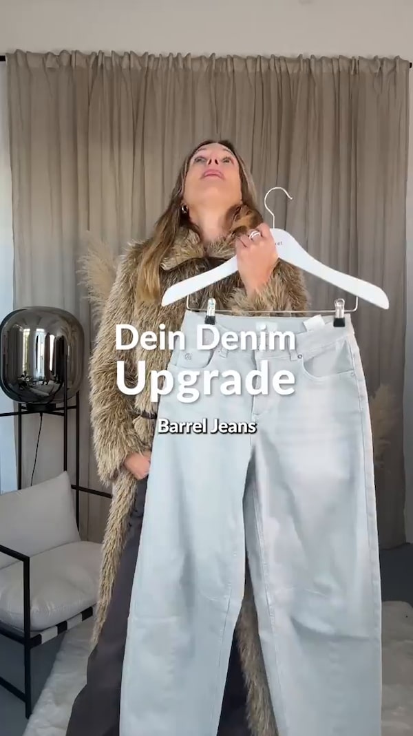 Locker&nbsp;geschnitten,&nbsp;modern&nbsp;gestylt&nbsp;und&nbsp;bereit&nbsp;für&nbsp;jeden&nbsp;Tag.&nbsp;👖<br/>Die&nbsp;Barrel-Leg-Form&nbsp;und&nbsp;hohe&nbsp;Leibhöhe&nbsp;sorgen&nbsp;für&nbsp;einen&nbsp;entspannten&nbsp;Look&nbsp;mit&nbsp;schöner&nbsp;Silhouette&nbsp;–&nbsp;easy&nbsp;kombinierbar&nbsp;mit&nbsp;deinen&nbsp;Lieblingspieces.&nbsp;✨