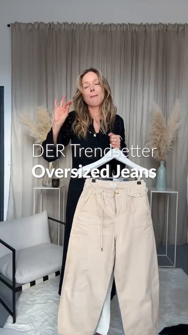 Oversized&nbsp;Jeans&nbsp;mit&nbsp;Dehnbund&nbsp;und&nbsp;Bindeband!&nbsp;👖&nbsp;Bequemer&nbsp;Dehnbund,&nbsp;vielseitiger&nbsp;4‑Pocket&nbsp;Stil&nbsp;und&nbsp;pflegeleichte&nbsp;Baumwollqualität&nbsp;sorgen&nbsp;für&nbsp;maximalen&nbsp;Komfort.<br/><br/>Der&nbsp;weite&nbsp;Schnitt&nbsp;mit&nbsp;Innenbeinlänge&nbsp;ca.&nbsp;65&nbsp;cm&nbsp;(Gr.&nbsp;38)&nbsp;passt&nbsp;perfekt&nbsp;zu&nbsp;flachen&nbsp;Schuhen&nbsp;oder&nbsp;Sneakern&nbsp;–&nbsp;mühelos&nbsp;stilvoll&nbsp;für&nbsp;entspannte&nbsp;Tage.&nbsp;🌿✨<br/><br/>✨&nbsp;Folgen&nbsp;&&nbsp;immer&nbsp;live&nbsp;dabei&nbsp;sein!<br/>(einfach&nbsp;auf&nbsp;den&nbsp;Button&nbsp;➕&nbsp;neben&nbsp;meinem&nbsp;Profilbild&nbsp;klicken)&nbsp;🎉