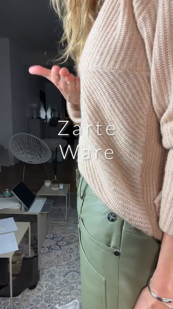 ✨&nbsp;Folgen&nbsp;&&nbsp;immer&nbsp;live&nbsp;dabei&nbsp;sein!<br/>(einfach&nbsp;auf&nbsp;den&nbsp;Button&nbsp;➕&nbsp;neben&nbsp;meinem&nbsp;Profilbild&nbsp;klicken)&nbsp;🎉<br/><br/>Stilvoller&nbsp;Pullover&nbsp;mit&nbsp;raffiniertem&nbsp;Knotendetail!&nbsp;✨&nbsp;Dieses&nbsp;Piece&nbsp;überzeugt&nbsp;durch&nbsp;sein&nbsp;einzigartiges&nbsp;Knotendetail&nbsp;an&nbsp;der&nbsp;Vorderseite&nbsp;und&nbsp;den&nbsp;vielseitig&nbsp;kombinierbaren&nbsp;Schnitt.&nbsp;🌟&nbsp;Die&nbsp;angenehme&nbsp;Materialmischung&nbsp;sorgt&nbsp;für&nbsp;optimalen&nbsp;Tragekomfort&nbsp;und&nbsp;umschmeichelt&nbsp;Ihre&nbsp;Figur.💖