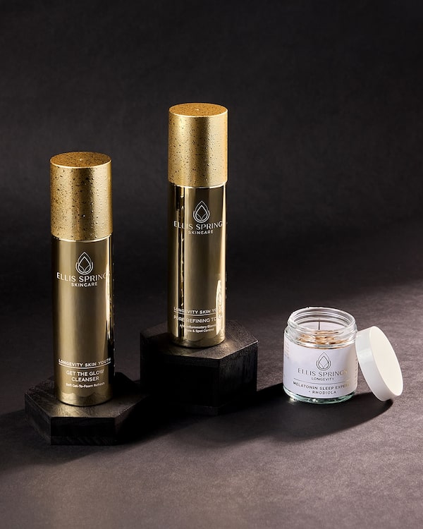 Background for DAS&nbsp;SIND&nbsp;DIE&nbsp;BLACKDEALS&nbsp;MIT&nbsp;BIS&nbsp;ZU&nbsp;33%&nbsp;RABATT&nbsp;-&nbsp;Selfcare&nbsp;von&nbsp;innen&nbsp;&&nbsp;Strahlkraft&nbsp;von&nbsp;außen🖤💫✨&nbsp;Toner,&nbsp;Cleanser&nbsp;&&nbsp;Melatonin-Kappseln&nbsp;sind&nbsp;dein&nbsp;Trio&nbsp;für&nbsp;ganzheitliche&nbsp;Wellness.