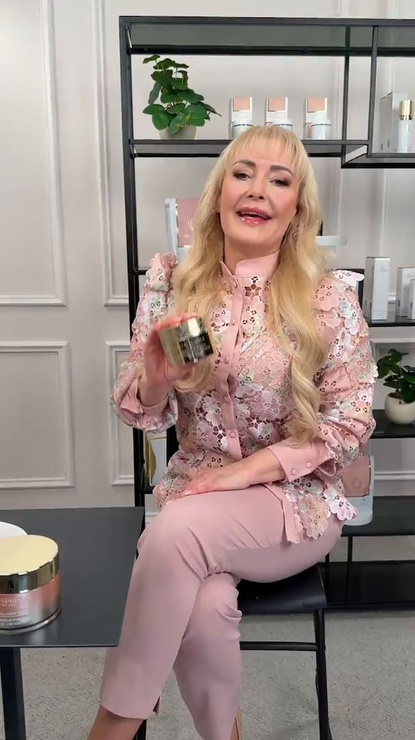 ✨&nbsp;Folgen&nbsp;&&nbsp;immer&nbsp;live&nbsp;dabei&nbsp;sein!<br/>(einfach&nbsp;auf&nbsp;den&nbsp;Button&nbsp;➕&nbsp;neben&nbsp;meinem&nbsp;Profilbild&nbsp;klicken)&nbsp;🎉<br/><br/>Die&nbsp;begehrte&nbsp;Face&nbsp;Cream&nbsp;ist&nbsp;nach&nbsp;7&nbsp;Monaten&nbsp;wieder&nbsp;verfügbar!&nbsp;🥳&nbsp;Und&nbsp;heute&nbsp;Abend&nbsp;um&nbsp;17:30&nbsp;Uhr&nbsp;wird&nbsp;sie&nbsp;im&nbsp;Livestream&nbsp;präsentiert.<br/><br/>Sichere&nbsp;dir&nbsp;mit&nbsp;dem&nbsp;Code&nbsp;ELLI20&nbsp;noch&nbsp;einmal&nbsp;20%&nbsp;Rabatt!&nbsp;💖&nbsp;Verpass&nbsp;nicht&nbsp;die&nbsp;Chance,&nbsp;deinem&nbsp;Hautpflege-Regime&nbsp;einen&nbsp;neuen&nbsp;Glow&nbsp;zu&nbsp;verleihen!&nbsp;🌟