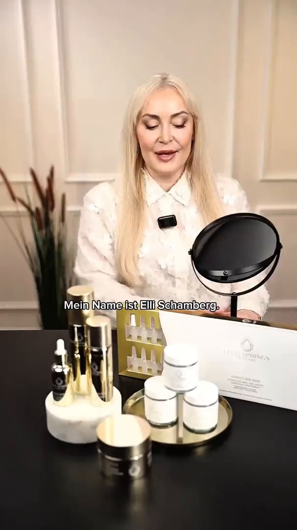 Zwei&nbsp;Autoimmunerkrankungen.&nbsp;Ein&nbsp;langer&nbsp;Weg.&nbsp;Heute&nbsp;geht´s&nbsp;mir&nbsp;besser&nbsp;–&nbsp;dank&nbsp;der&nbsp;Produkte,&nbsp;die&nbsp;ich&nbsp;selbst&nbsp;entwickelt&nbsp;habe!✨<br/><br/>Hi,&nbsp;ich&nbsp;bin&nbsp;Elli&nbsp;–&nbsp;Epigenetik-&nbsp;&&nbsp;Beauty-Expertin&nbsp;und&nbsp;Gründerin&nbsp;der&nbsp;Marke&nbsp;Ellis&nbsp;Springs&nbsp;💫&nbsp;Ich&nbsp;hatte&nbsp;selbst&nbsp;sehr&nbsp;lang&nbsp;mit&nbsp;Rosacea&nbsp;und&nbsp;mit&nbsp;einer&nbsp;Schilddrüsen-Autoimmunerkrankung&nbsp;zu&nbsp;kämpfen,&nbsp;bis&nbsp;ich&nbsp;mich&nbsp;wieder&nbsp;zurück&nbsp;gekämpft&nbsp;habe.&nbsp;Ich&nbsp;habe&nbsp;viele&nbsp;Ausbildungen&nbsp;gemacht,&nbsp;um&nbsp;mehr&nbsp;über&nbsp;die&nbsp;Krankheiten&nbsp;zu&nbsp;erfahren.&nbsp;Jetzt&nbsp;möchte&nbsp;ich&nbsp;mein&nbsp;Wissen&nbsp;mit&nbsp;euch&nbsp;Teilen&nbsp;und&nbsp;meine&nbsp;Produkte&nbsp;zur&nbsp;Unterstützung&nbsp;an&nbsp;die&nbsp;Hand&nbsp;geben&nbsp;🫶🏻&nbsp;<br/><br/>Mir&nbsp;ist&nbsp;es&nbsp;so&nbsp;wichtig,&nbsp;darüber&nbsp;zu&nbsp;sprechen.&nbsp;Deshalb&nbsp;beantworte&nbsp;ich&nbsp;regelmäßig&nbsp;in&nbsp;meinen&nbsp;Livestreams&nbsp;eure&nbsp;Fragen&nbsp;–&nbsp;schau&nbsp;gern&nbsp;vorbei&nbsp;und&nbsp;bring&nbsp;deine&nbsp;Themen&nbsp;mit!<br/><br/>Also&nbsp;einfach&nbsp;folgen&nbsp;&&nbsp;live&nbsp;dabei&nbsp;sein:<br/>Klick&nbsp;dafür&nbsp;auf&nbsp;den&nbsp;➕&nbsp;Button&nbsp;neben&nbsp;meinem&nbsp;Profilbild.<br/>🤳&nbsp;Und&nbsp;falls&nbsp;du&nbsp;sie&nbsp;noch&nbsp;nicht&nbsp;hast:&nbsp;In&nbsp;der&nbsp;HSE&nbsp;App&nbsp;erlebst&nbsp;du&nbsp;die&nbsp;Live-Experience&nbsp;am&nbsp;besten&nbsp;–&nbsp;einfach&nbsp;downloaden&nbsp;&&nbsp;reinschauen!