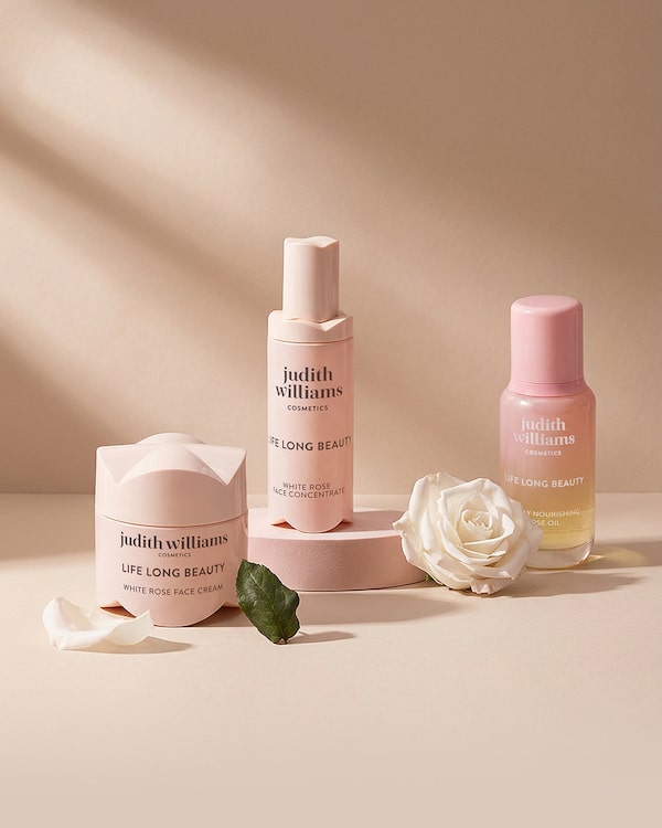 Background for Beauty&nbsp;to&nbsp;blossom🌹&nbsp;Die&nbsp;Rose&nbsp;ist&nbsp;Hauptakteurin&nbsp;in&nbsp;der&nbsp;regenerierenden&nbsp;Pflegelinie&nbsp;und&nbsp;macht&nbsp;sie&nbsp;zu&nbsp;deinem&nbsp;Verwöhnprogramm&nbsp;für&nbsp;den&nbsp;Winter.&nbsp;Entdecke&nbsp;jetzt&nbsp;mehr&nbsp;davon&nbsp;in&nbsp;der&nbsp;Rosenwoche.