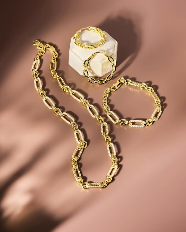 Background for Chain&nbsp;Link&nbsp;Jewelry&nbsp;⛓&nbsp;✨️&nbsp;ist&nbsp;das&nbsp;Statement-Piece&nbsp;der&nbsp;Stunde.&nbsp;Das&nbsp;Set&nbsp;von&nbsp;Judith&nbsp;Williams&nbsp;ist&nbsp;jetzt&nbsp;im&nbsp;Angebot!&nbsp;Trage&nbsp;Chunky&nbsp;Creolen,&nbsp;Collier&nbsp;und&nbsp;Armband&nbsp;als&nbsp;Trio&nbsp;oder&nbsp;einzeln&nbsp;als&nbsp;funkelnde&nbsp;Eyecatcher.&nbsp;😍✨️