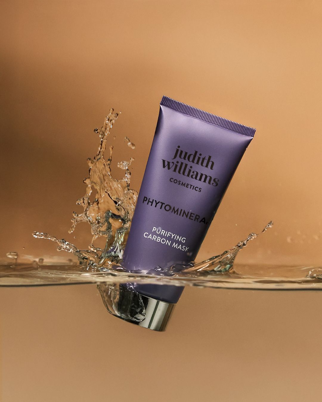 Background for Bye,&nbsp;Breakouts&nbsp;👋Meine&nbsp;Phytomineral&nbsp;Purifying&nbsp;Carbon&nbsp;Mask&nbsp;entfernt&nbsp;Ablagerungen,&nbsp;klärt&nbsp;deine&nbsp;Haut&nbsp;und&nbsp;reguliert&nbsp;die&nbsp;Talgproduktion&nbsp;–&nbsp;mit&nbsp;der&nbsp;Power&nbsp;von&nbsp;Aktivkohle.&nbsp;🖤