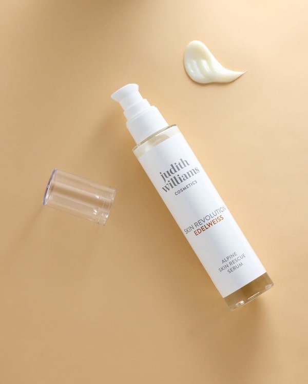 Background for Schützt&nbsp;deine&nbsp;Hautbarriere&nbsp;und&nbsp;boostet&nbsp;das&nbsp;Mikrobiom:&nbsp;Das&nbsp;Alpine&nbsp;Skin&nbsp;Rescue&nbsp;Serum,&nbsp;lässt&nbsp;einen&nbsp;fahlen&nbsp;Teint&nbsp;wieder&nbsp;strahlen.&nbsp;Die&nbsp;Pflege&nbsp;mit&nbsp;Edelweiß-Extrakt&nbsp;ist&nbsp;jetzt&nbsp;im&nbsp;Angebot.&nbsp;😍🤍💮