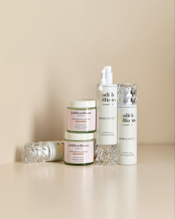 Background for Deine&nbsp;Must-haves&nbsp;für✨Glow-rious&nbsp;Skin✨️:&nbsp;Mein&nbsp;&nbsp;Super&nbsp;Silk&nbsp;Concentrate&nbsp;🤍&nbsp;und&nbsp;Alpine&nbsp;Trio&nbsp;Serum&nbsp;Cream.&nbsp;🌼&nbsp;Beide&nbsp;Beauty&nbsp;Booster&nbsp;fördern&nbsp;die&nbsp;hauteigene&nbsp;Regeneration&nbsp;und&nbsp;bringen&nbsp;deinen&nbsp;Teint&nbsp;zum&nbsp;Strahlen.&nbsp;🌟✨