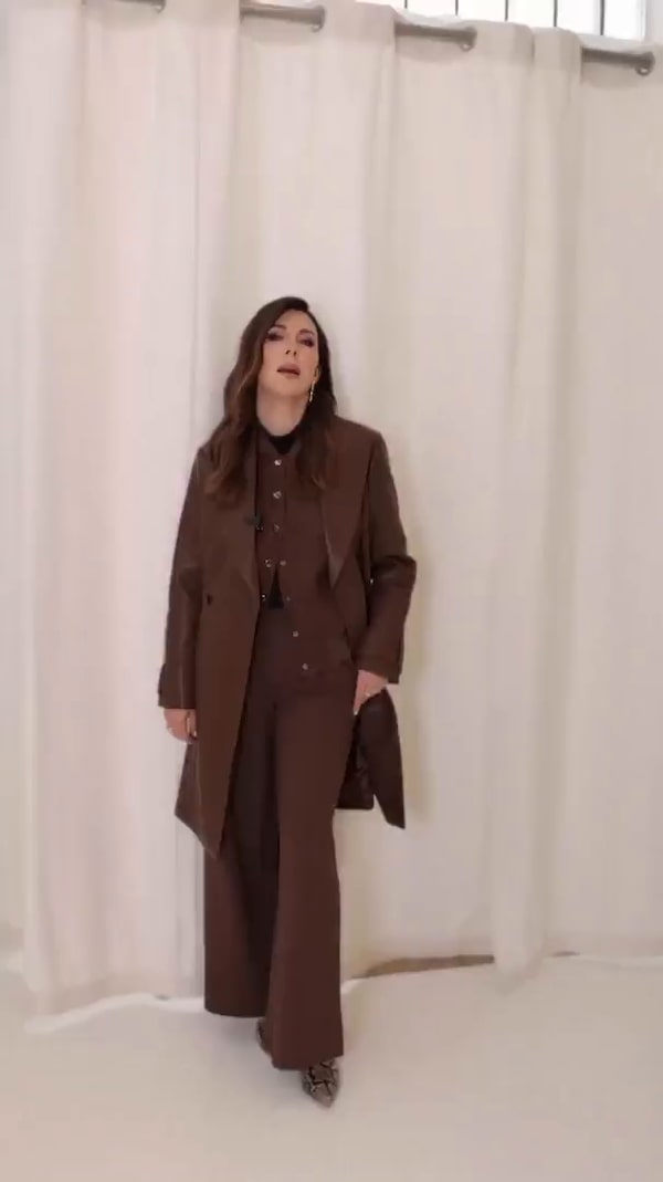 Monochrome&nbsp;Looks&nbsp;sind&nbsp;und&nbsp;bleiben&nbsp;ein&nbsp;Top-Trend.&nbsp;Diesen&nbsp;Winter&nbsp;tragen&nbsp;wir&nbsp;am&nbsp;liebsten&nbsp;warme&nbsp;Chocolate-Nougat-Töne.&nbsp;🤎🧡&nbsp;Welches&nbsp;Piece&nbsp;ist&nbsp;dein&nbsp;nächstes&nbsp;Must-have:&nbsp;Hose,&nbsp;Blouson&nbsp;oder&nbsp;Mantel?