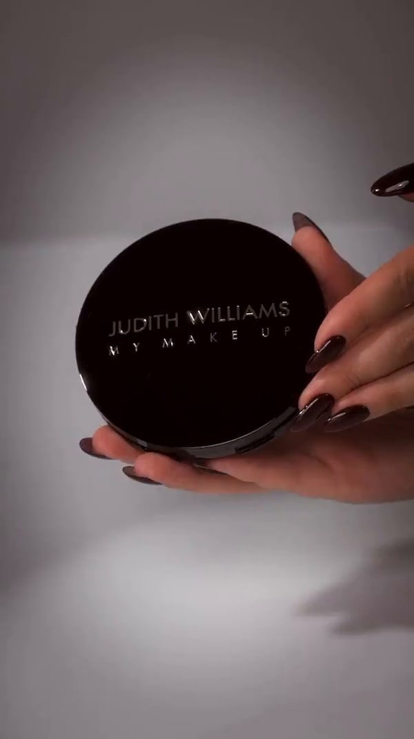 Not&nbsp;everything&nbsp;that&nbsp;glitters&nbsp;seeks&nbsp;the&nbsp;spotlight.&nbsp;💄🎬&nbsp;Hollywood&nbsp;Bronzer&nbsp;–&nbsp;for&nbsp;those&nbsp;who&nbsp;shine&nbsp;in&nbsp;silence.
