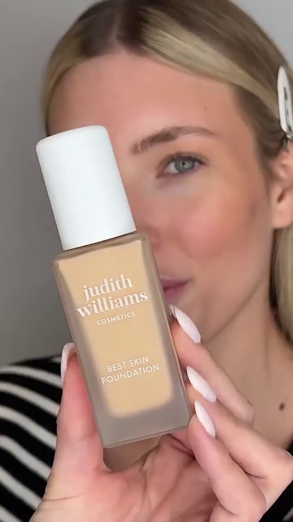 AKTUELL&nbsp;BIS&nbsp;ZU&nbsp;28%&nbsp;SPAREN!&nbsp;Im&nbsp;neuen&nbsp;Jahr&nbsp;tragen&nbsp;wir&nbsp;Coral&nbsp;Lips&nbsp;💋&nbsp;Ein&nbsp;frischer,&nbsp;moderner&nbsp;Look,&nbsp;der&nbsp;einfach&nbsp;immer&nbsp;funktioniert.💫<br/><br/>So&nbsp;zauberst&nbsp;du&nbsp;diesen&nbsp;Make-up&nbsp;Look:<br/><br/>🤍&nbsp;Unebenheiten&nbsp;mit&nbsp;der&nbsp;Best&nbsp;Skin&nbsp;Foundation&nbsp;kaschieren<br/>👁️&nbsp;Wimpern&nbsp;tuschen&nbsp;mit&nbsp;der&nbsp;Peptide&nbsp;Wow&nbsp;Lashes&nbsp;Mascara<br/>💄&nbsp;Lippen&nbsp;betonen&nbsp;mit&nbsp;dem&nbsp;Coral&nbsp;Crush&nbsp;Lipstick