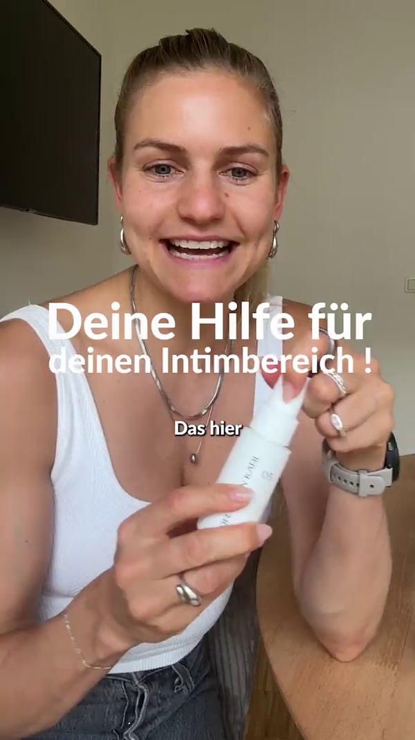 Mit&nbsp;meinem&nbsp;SOS-Spray&nbsp;fühlst&nbsp;du&nbsp;dich&nbsp;an&nbsp;heißen&nbsp;Tagen&nbsp;wohl.&nbsp;Ich&nbsp;erkläre&nbsp;dir&nbsp;kurz&nbsp;die&nbsp;einfache&nbsp;Anwendung.&nbsp;Genieße&nbsp;den&nbsp;Sommer&nbsp;ohne&nbsp;Juckreiz&nbsp;im&nbsp;Intimbereich&nbsp;mit&nbsp;beruhigendem&nbsp;Panthenol.