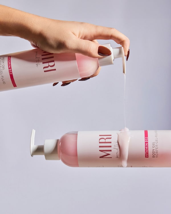 Background for Spüre&nbsp;Erfrischung&nbsp;mit&nbsp;meinem&nbsp;Body&nbsp;Gel&nbsp;–&nbsp;Kühleffekt&nbsp;für&nbsp;sofortige&nbsp;Frische,&nbsp;ein&nbsp;strahlender&nbsp;Glow&nbsp;und&nbsp;die&nbsp;kraftvolle&nbsp;Wirkung&nbsp;von&nbsp;Vitamin&nbsp;B12.&nbsp;Schütze&nbsp;deine&nbsp;Haut&nbsp;und&nbsp;lass&nbsp;sie&nbsp;strahlen!&nbsp;✨💧🌟