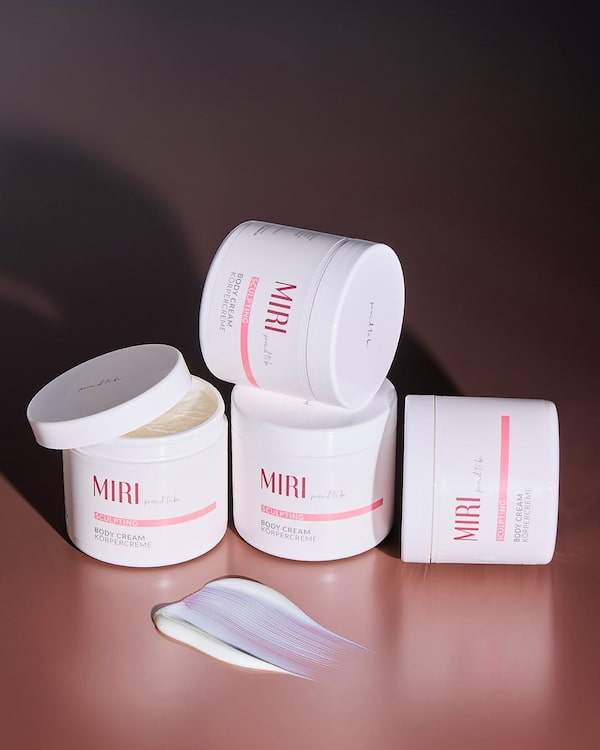 Background for Verwöhne&nbsp;dich&nbsp;selbst&nbsp;mit&nbsp;dem&nbsp;straffenden&nbsp;Bodycream-Duo&nbsp;von&nbsp;Miriam&nbsp;Deforth&nbsp;für&nbsp;strahlend&nbsp;schöne&nbsp;Haut!&nbsp;✨&nbsp;Perfekt&nbsp;für&nbsp;dein&nbsp;Selfcare-Ritual!&nbsp;💗🫧